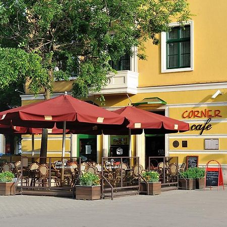Corner Hotel & Kavehaz Дуноуйварош Екстер'єр фото