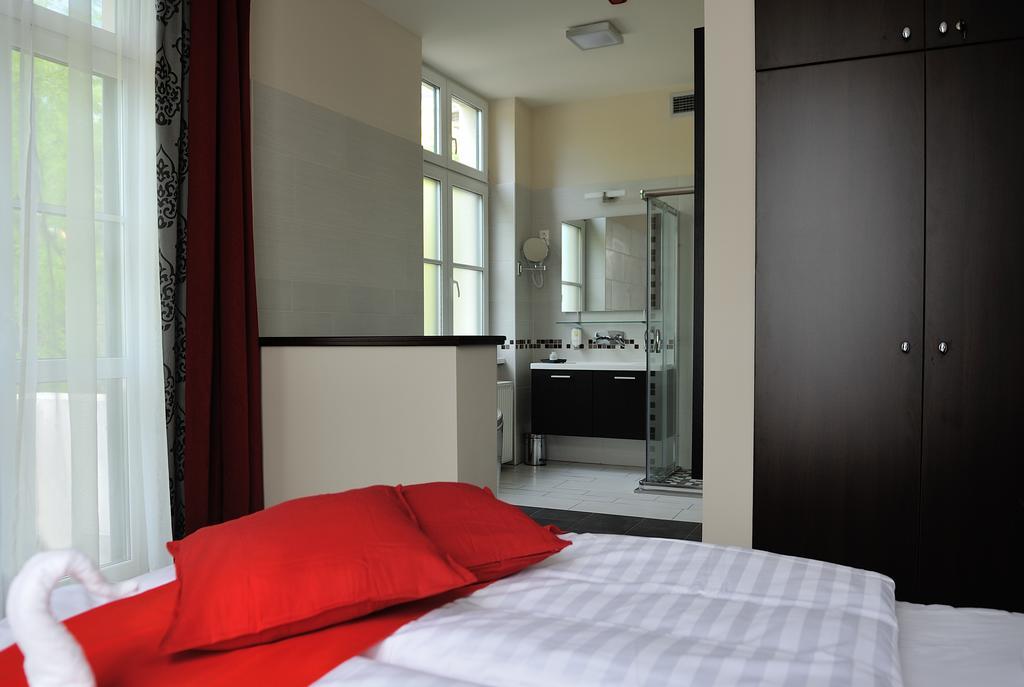Corner Hotel & Kavehaz Дуноуйварош Номер фото