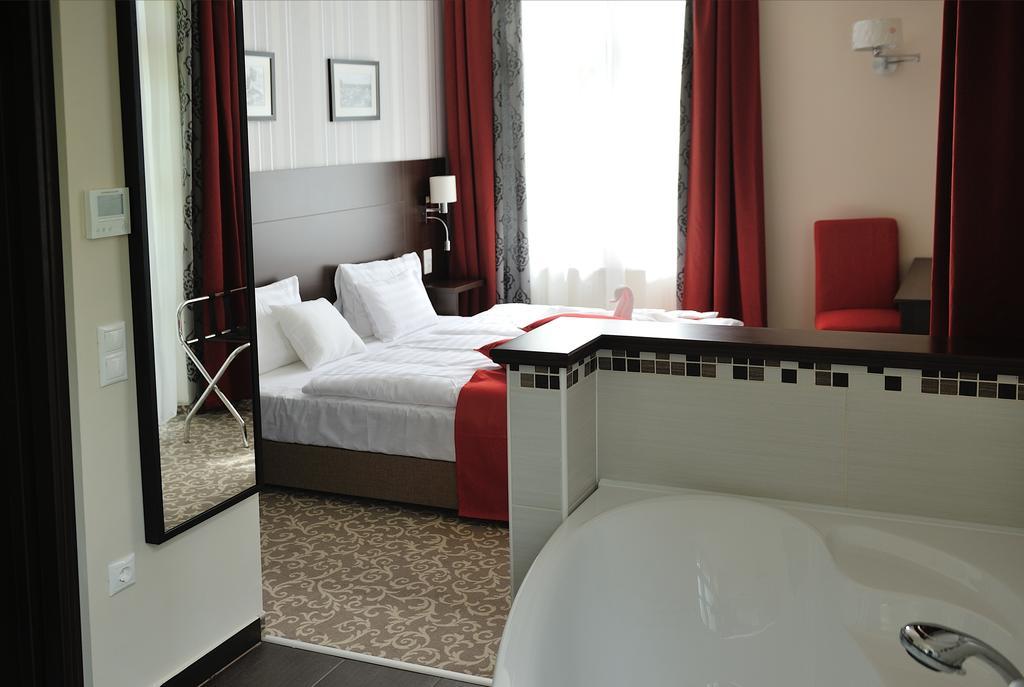Corner Hotel & Kavehaz Дуноуйварош Номер фото