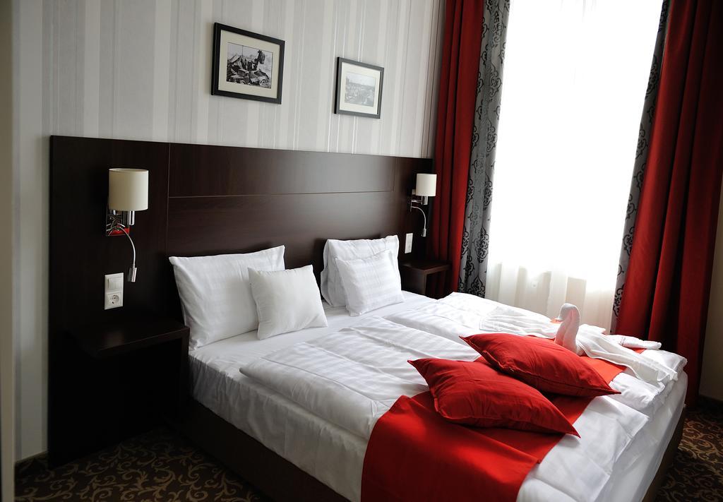 Corner Hotel & Kavehaz Дуноуйварош Номер фото